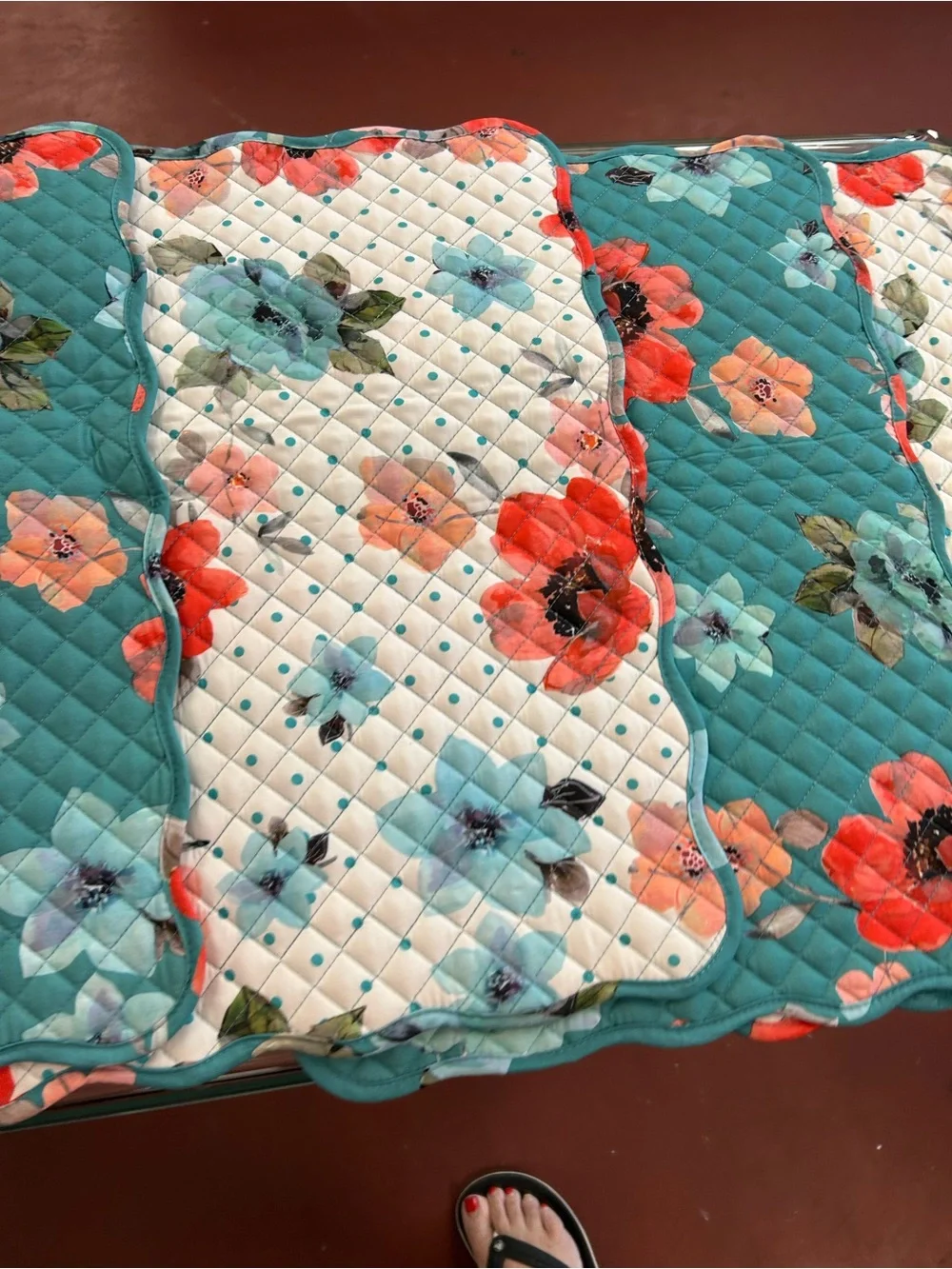 Pioneer Woman “Vintage Bloom” table runner & 8 matching placemats